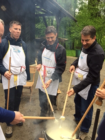 Waldfondue mit Weindegustation / Fondue and wine tasting in the woods