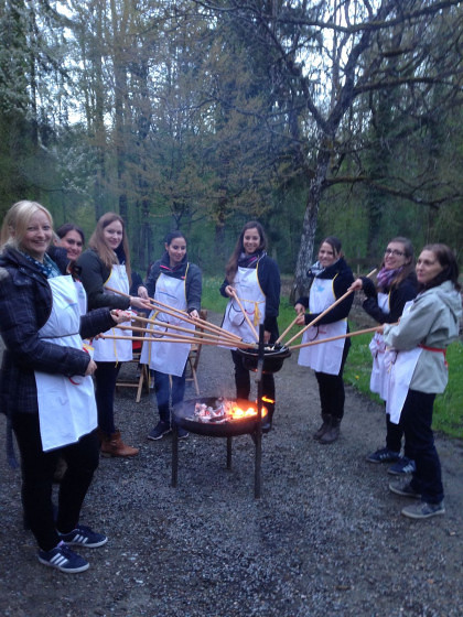 Waldfondue mit Weindegustation / Fondue and wine tasting in the woods